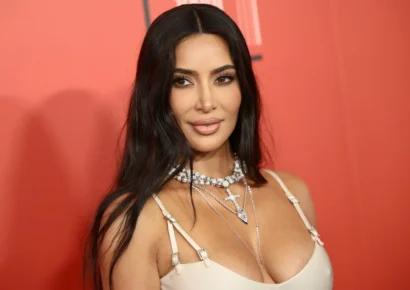 Kim Kardashian critica políticas migratorias de Trump durante homenaje en Venecia