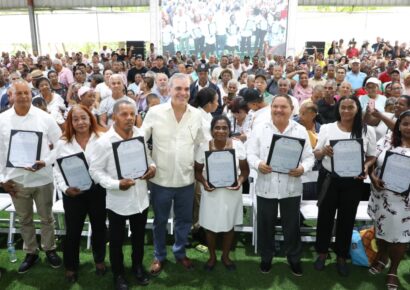 Gobierno entrega casi 2,000 títulos de propiedad en Los Guaricanos