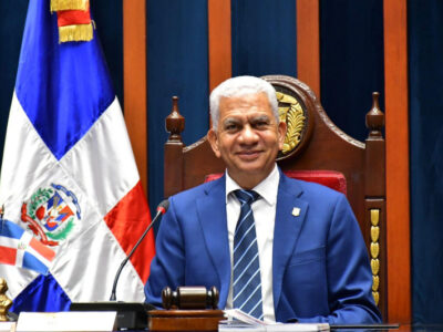 Ricardo de la Santos sigue como presidente del Senado