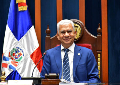 Ricardo de la Santos sigue como presidente del Senado