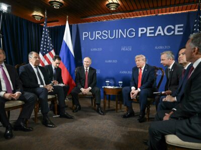 Trump y Putin continúan reunión bilateral en Alaska para negociar tregua en Ucrania