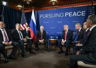 Trump y Putin continúan reunión bilateral en Alaska para negociar tregua en Ucrania