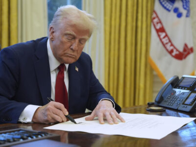 Trump firma orden ejecutiva contra la quema de la bandera de EE.UU. pese a protecciones constitucionales