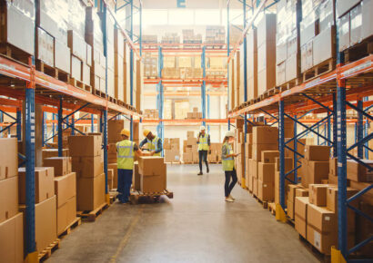 Empresas de paquetería europeas suspenden envíos a EE. UU. tras el fin de la exención para paquetes pequeños