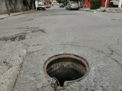 Joven se lanza a una alcantarilla en Villa Juana; sufrió heridas leves