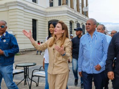 Carolina Mejía visita el Bulevar de los Artistas y respalda la cultura en Santiago