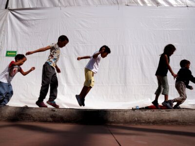 Jueza federal ordena acelerar liberación de niños migrantes bajo el Acuerdo Flores