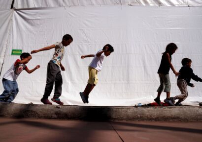 Jueza federal ordena acelerar liberación de niños migrantes bajo el Acuerdo Flores
