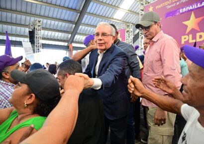 Danilo Medina: “Solo existe un Partido de la Liberación Dominicana, es el de la bandera morada con la estrella amarilla y las siglas PLD”.