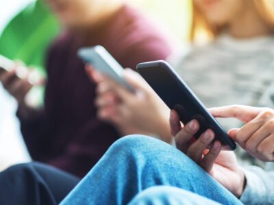 Exceso de tiempo frente a pantallas pone en riesgo la salud cardíaca de niños y jóvenes