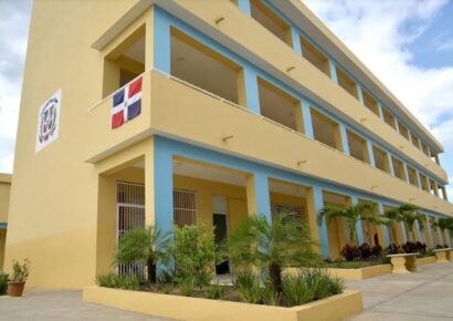 Gobierno cumple meta de 1,100 aulas y refuerza mantenimiento escolar