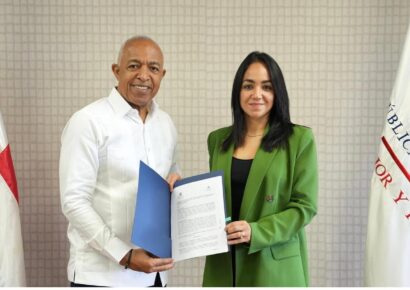 Ministra Faride Raful firma acuerdo con Consulado en Nueva Jersey para facilitar trámites a dominicanos en EE.UU.