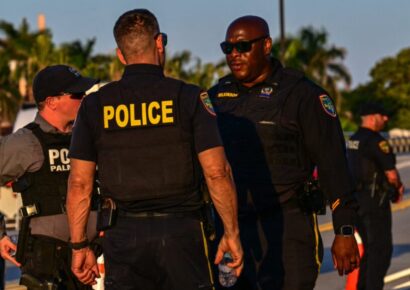 Pareja en EE.UU. arrestada por mantener cadáver de amigo para cobrar su pensión