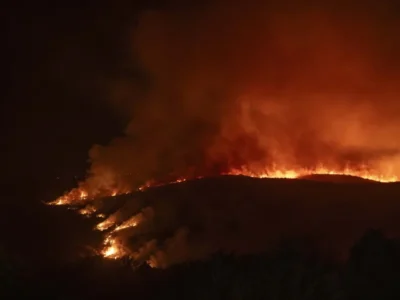 España vive una de sus peores olas de incendios: dos muertos y miles de evacuados