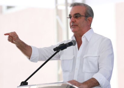 Abinader responde a críticas y defiende su gestión de obras