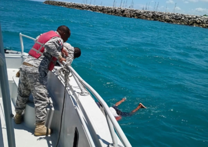 Armada de RD rescata tripulante y recupera embarcación tras zozobra en Puerto Plata