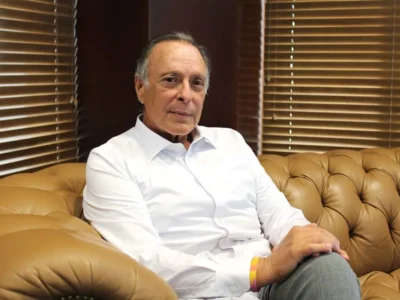 Magnate cubano en Miami desafía política migratoria de Trump pese a amenazas