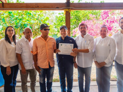 Gobierno entrega RD 46 millones y títulos de propiedad a parceleros de la presa Monte Grande