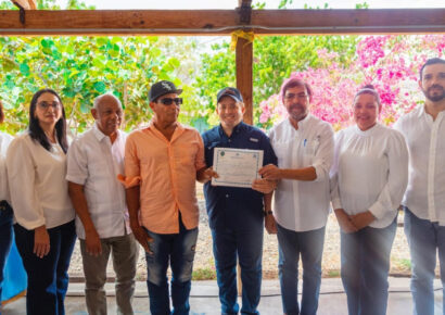 Gobierno entrega RD 46 millones y títulos de propiedad a parceleros de la presa Monte Grande