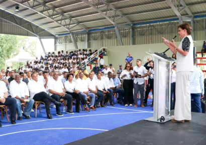 El INEFI entrega nuevo polideportivo en Bayaguana en acto encabezado por la vicepresidenta