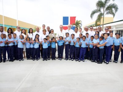 Abinader inaugura tres centros educativos en el Gran Santo Domingo y entrega remodelación del polideportivo Luperón
