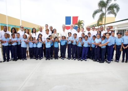 Abinader inaugura tres centros educativos en el Gran Santo Domingo y entrega remodelación del polideportivo Luperón