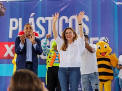 Más de 300 motoconchistas reciben kits escolares en San Pedro de Macorís gracias a programa “Plástico por Escolar”