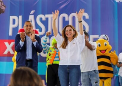 Más de 300 motoconchistas reciben kits escolares en San Pedro de Macorís gracias a programa “Plástico por Escolar”