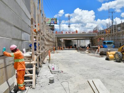 Desvío de tránsito por instalación de vigas en Prolongación 27 de Febrero con Isabel Aguiar