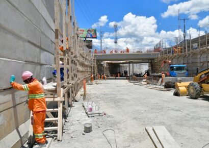 Desvío de tránsito por instalación de vigas en Prolongación 27 de Febrero con Isabel Aguiar