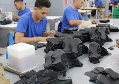 Industria textil asegura uniformes y mochilas para inicio del año escolar