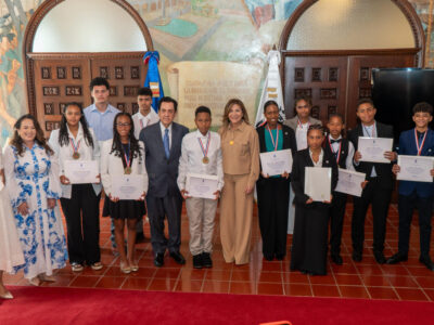 Raquel Peña y Carolina Mejía reciben a estudiantes dominicanos premiados en España por su excelencia académica