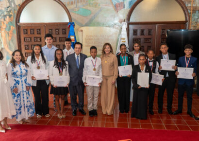 Raquel Peña y Carolina Mejía reciben a estudiantes dominicanos premiados en España por su excelencia académica
