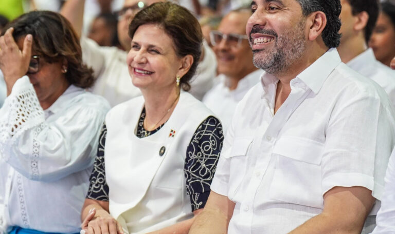 Vicepresidenta Raquel Peña junto a Alberto Rodríguez, director del INEFI