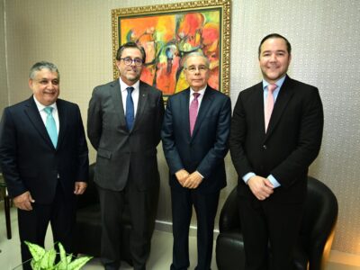 El expresidente Danilo Medina recibe al Embajador de Chile en visita de cortesía en RD