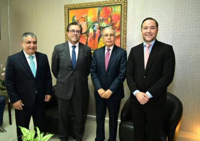 El expresidente Danilo Medina recibe al Embajador de Chile en visita de cortesía en RD