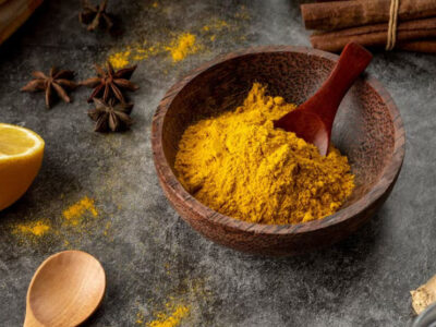 Cúrcuma: la raíz que ayuda a reducir el dolor corporal, según médico
