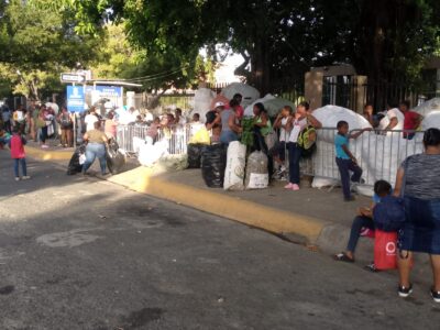 Capitalinos hacen fila con sacos de botellas para canjearlas por útiles escolares