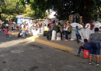 Capitalinos hacen fila con sacos de botellas para canjearlas por útiles escolares