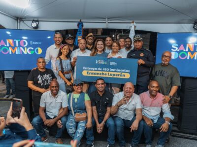 Carolina ilumina al Ensanche Luperón con 480 luminarias LED instaladas