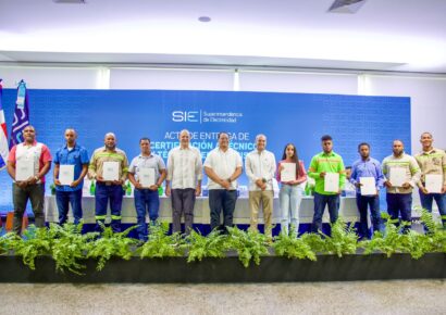 Superintendencia de Electricidad certifica y entrega licencias a técnicos electricistas