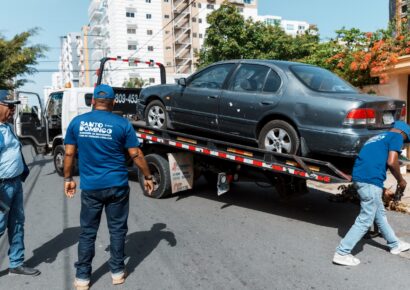 Alcaldía del DN y DIGESETT retiran chatarras y vehículos mal estacionados en Ensanche Quisqueya