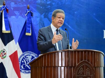 Leonel Fernández analiza el futuro de la educación superior y la inteligencia artificial en la UASD Santiago