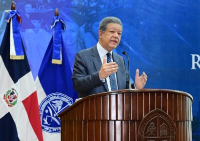 Leonel Fernández analiza el futuro de la educación superior y la inteligencia artificial en la UASD Santiago