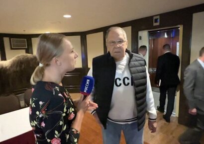 Canciller ruso llega a cumbre en Alaska con camiseta de la URSS en gesto político
