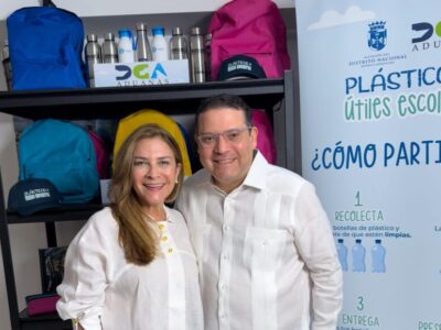 Carolina y Yayo se unen en Plásticos por Útiles Escolares