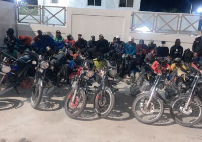 DGM detiene grupo de motoristas traficando indocumentados en horas nocturnas en las proximidades de Azúa.