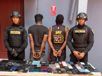 PN captura a dos haitianos con más de 190 celulares robados en Villa Francisca