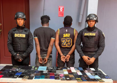 PN captura a dos haitianos con más de 190 celulares robados en Villa Francisca
