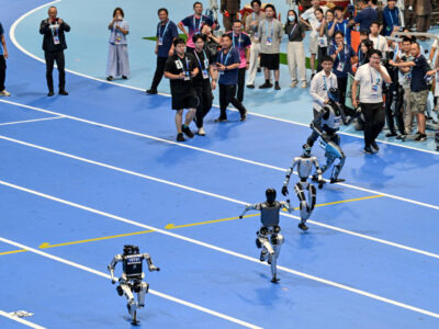 China inaugura en Pekín la primera competencia mundial de robots humanoides